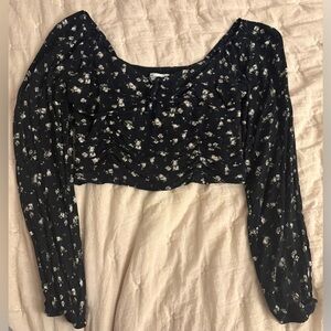 Hollister Black Puff Sleeve Floral Crop Top